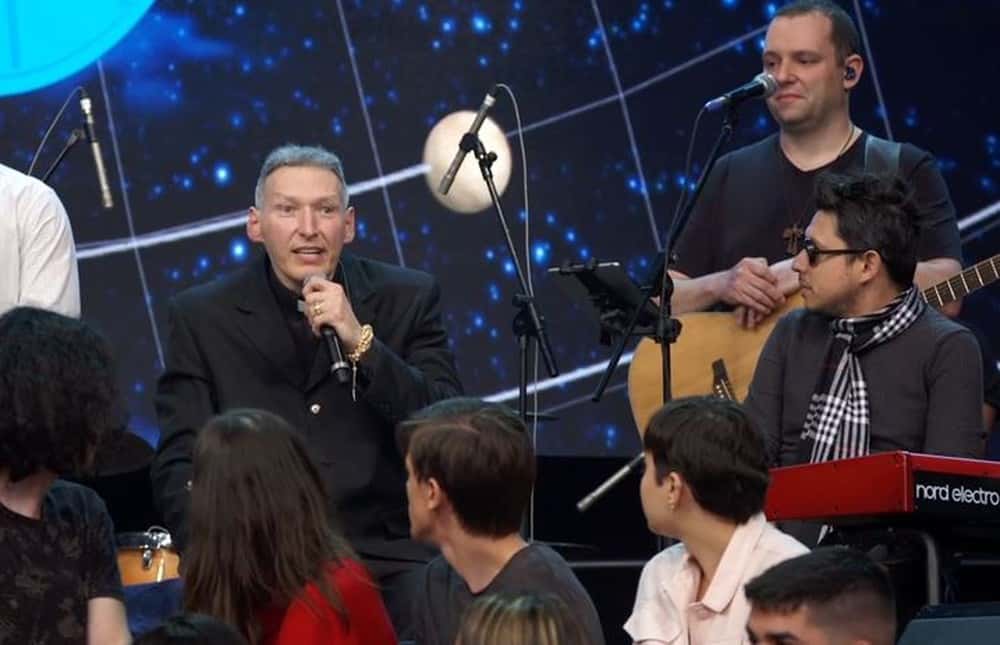Padre Marcelo Rossi foi ao Altas Horas da Globo e recordou dia em que sofreu um ataque por parte de uma fiel (Foto: Reprodução/ Globo)