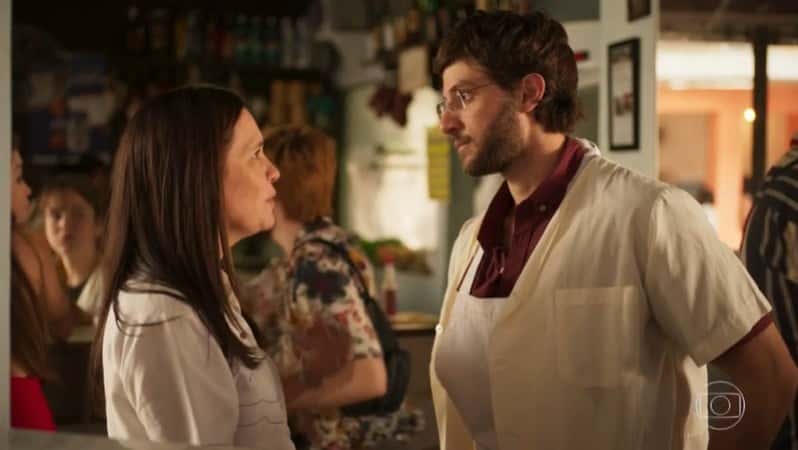 Thelma (Adriana Esteves) e Danilo (Chay Suede) em Amor de Mãe (Foto: Reprodução/Globo)