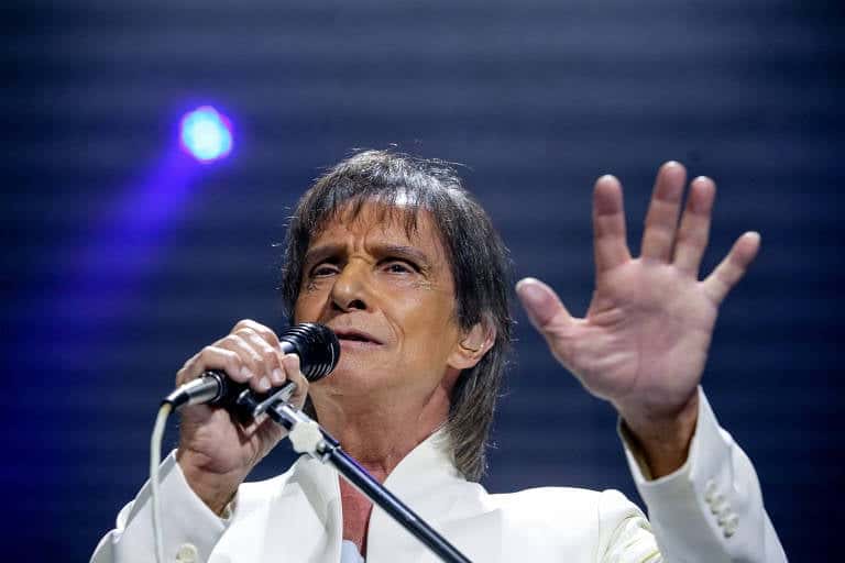 Roberto Carlos parabeniza o cantor Zeca Pagodinho (Foto: Reprodução)