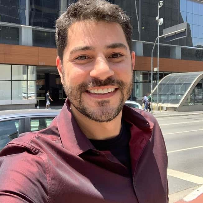 O apresentador Evaristo Costa posa em frenta a sede da CNN Brasil (foto: reprodução/Instagram)