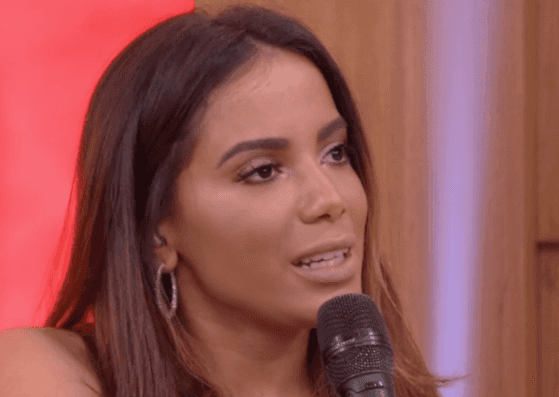 A cantora Anitta fez um protesto contra o uso de peles de animais para fazer roupas (Foto: Reprodução / Globo)