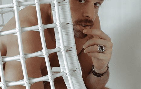 Alejandro Claveaux vive o personagem Tales em Amor de Mãe, novela das 21h da Globo. Foto: Reprodução