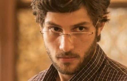 Chay Suede está no ar como Danilo na novela Amor de Mãe (Foto: Reprodução/TV Globo)
