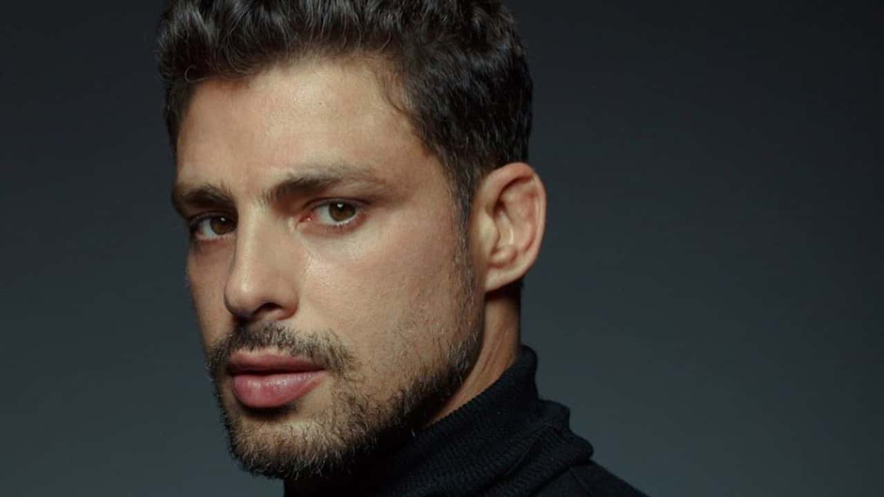 Cauã Reymond teve se afastar das gravações da nova novela das nove por causa do surto do coronavírus, que fez a Globo mudar sua programação (Foto: Reprodução / Instagram)