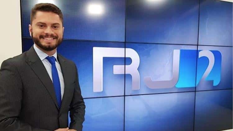 O jornalista e antigo apresentador da Globo, Eduardo Idaló, comandava a segunda edição do RJ Inter TV (Foto: Reprodução)