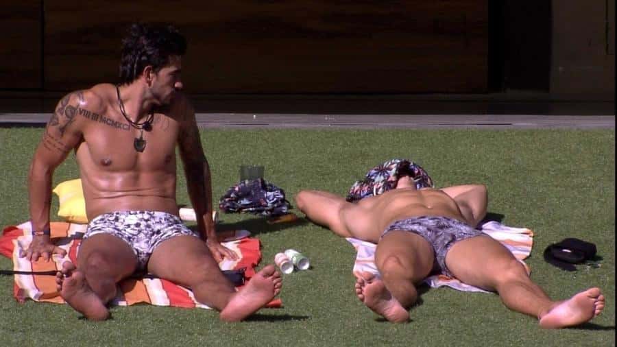 Guilherme e Lucas conversam na parte externa da casa do BBB 20 da Globo (Imagem: Reprodução)