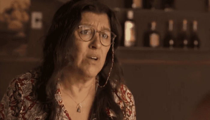 Lurdes (Regina Casé) em Amor de Mãe (Foto: Reprodução/Globo)
