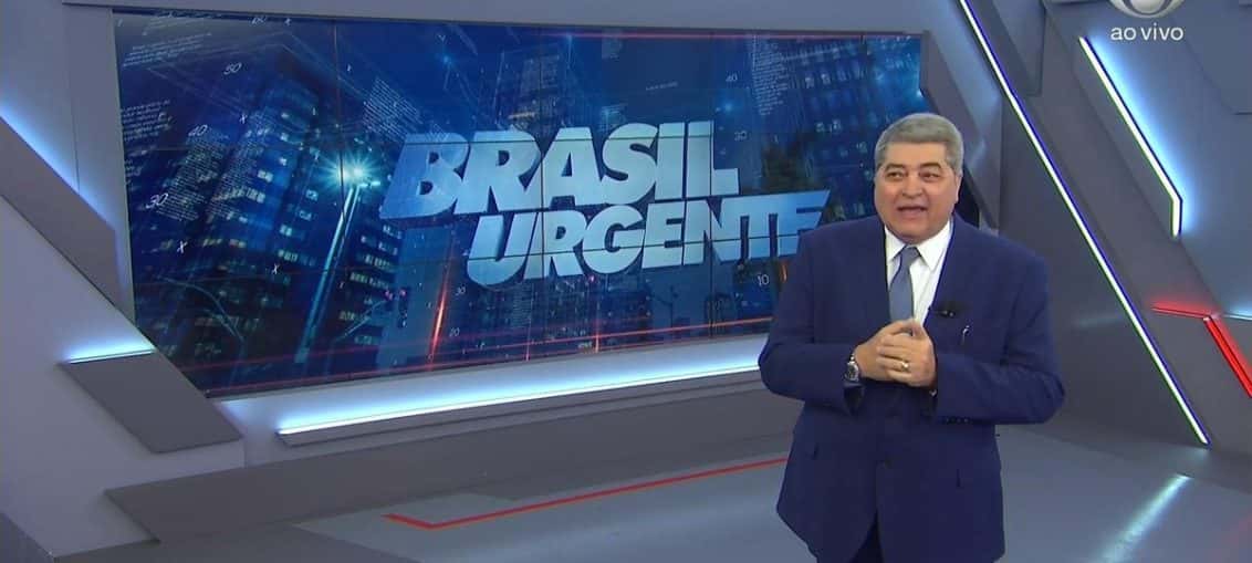 José Luiz Datena posa no estúdio do Brasil Urgente (foto: reprodução/Band)