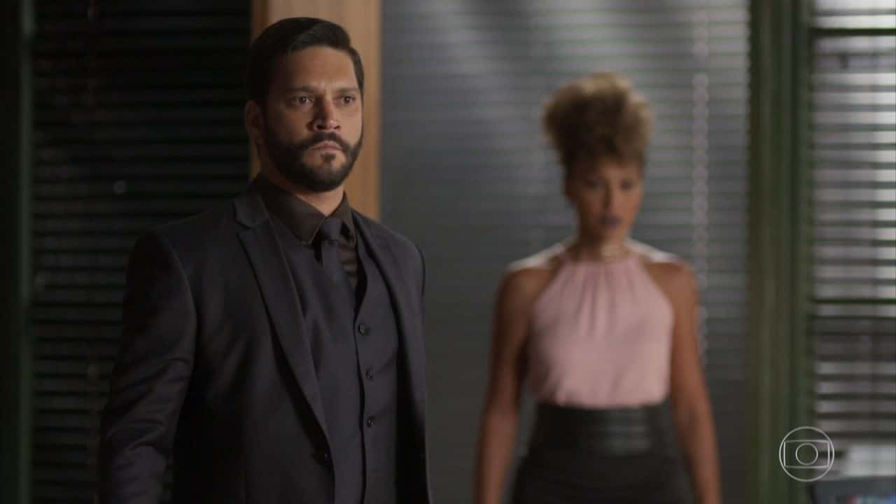 Diogo é humilhado e perseguido em Bom Sucesso (Foto: Reprodução da Globo)