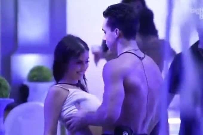 Bianca e Petrix em cena que o público acusou o brother de assédio no BBB20 (Foto: Reprodução/Globo)