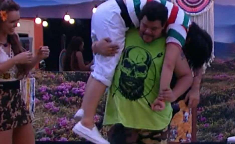 Babu carrega Pyong, totalmente desacordado, no BBB - Foto: Reprodução