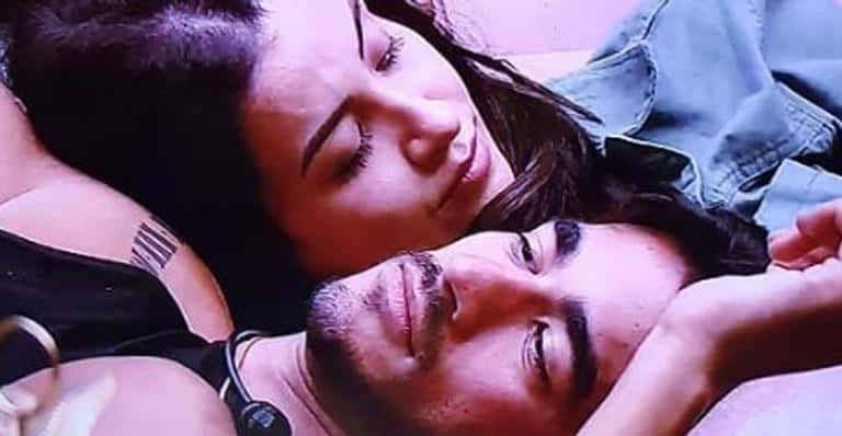 Boca Rosa, a Bianca Andrade, deitada com Guilherme enquanto Gabi Martins dormia (Foto: Reprodução / BBB 20 / TV Globo)