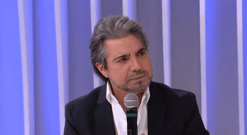 Famoso da RedeTV expõe situação que viveu com William Bonner e César Filho: "Tanto pra um quanto pra outro"(Foto: reprodução)