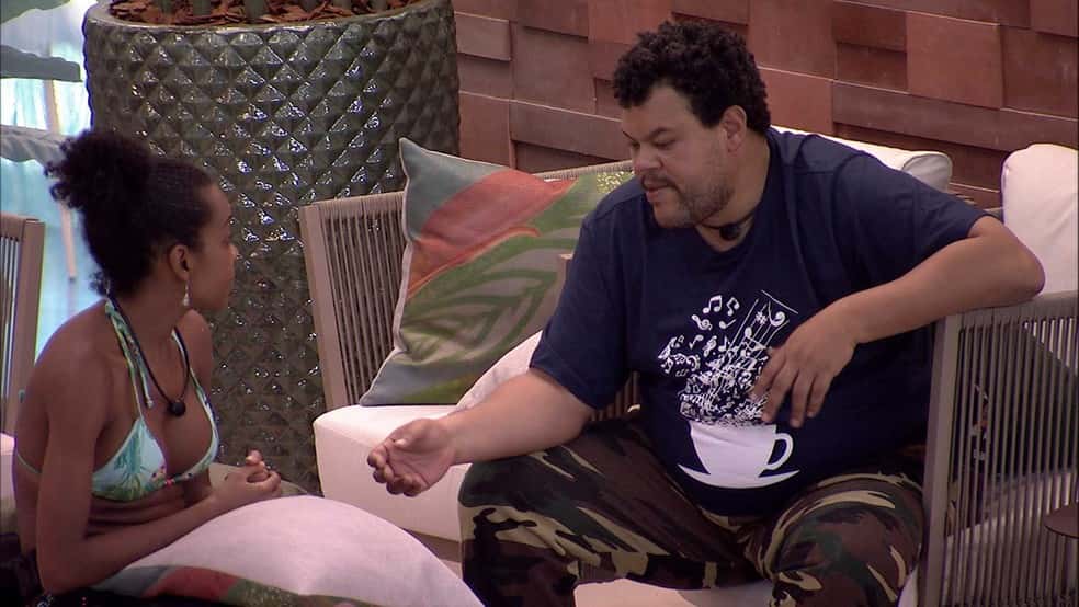 Thelma conversa com Babu e pede para ele tomar cuidado com as pessoas que estão ao seu lado (Foto: Reprodução)
