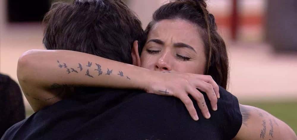 Bianca chorou abraçada com Guilherme após afirmar que ele é um de seus amigos no BBB (Foto: GloboPlay)