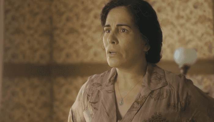 Lola (Gloria Pires) ficará arrasada ao ser abandonada pela filha em Éramos Seis (Foto: Reprodução/Globo)
