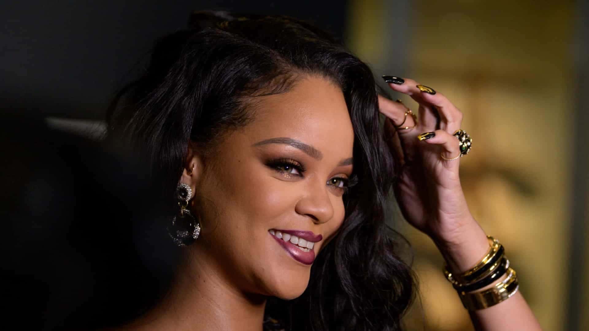 Rihanna posa toda sexy de lingerie e para internet com clique (Foto: Reprodução)