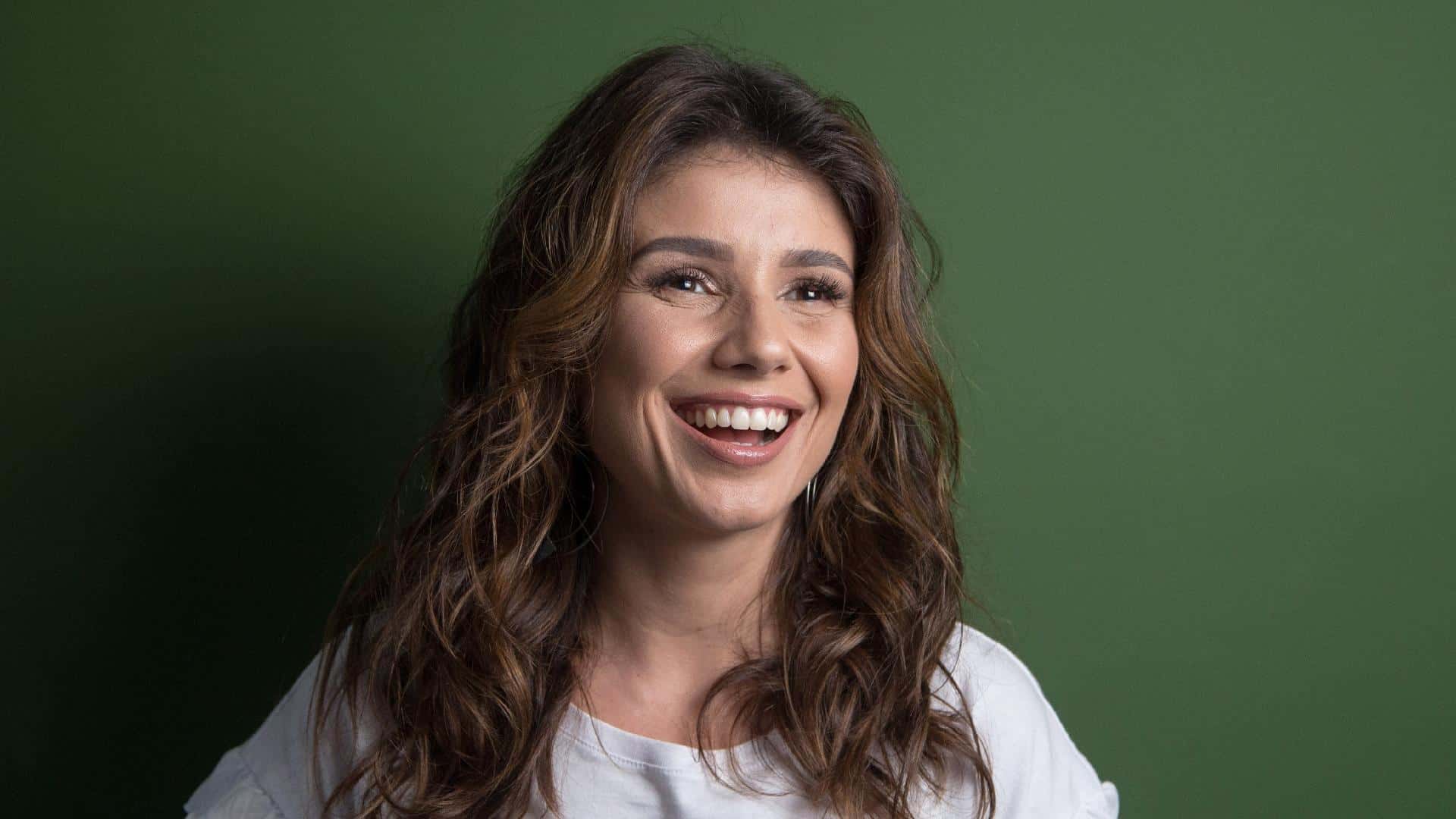 Paula Fernandes se expõe e chama a atenção