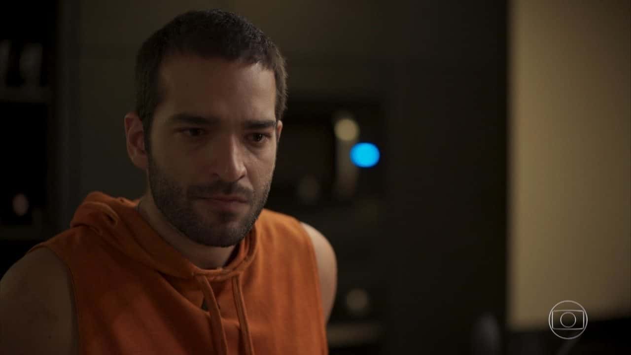 Humberto Carrão interpreta Sandro na novela Amor de Mãe (Foto: Reprodução/Globo)
