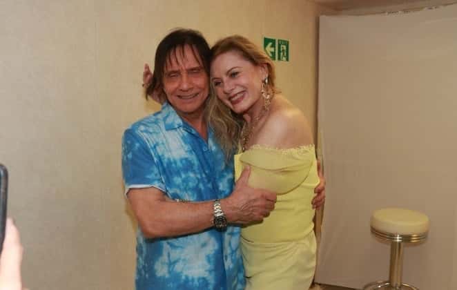 Vera Fischer "roubou" um selinho de Roberto Carlos. (Foto: AgNews)