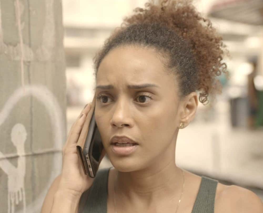Vitória ligando para Penha na novela Amor de Mãe - Foto: Reprodução