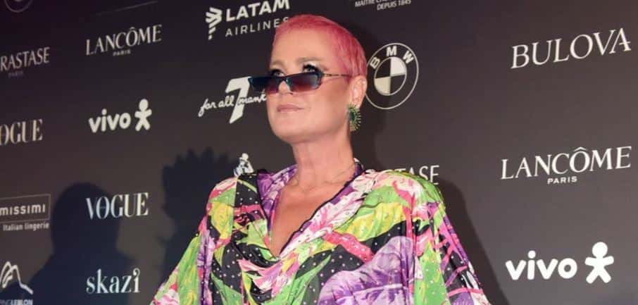 A apresentadora Xuxa surpreendeu ao aparecer com o cabelo rosa (foto: reprodução/Instagram)
