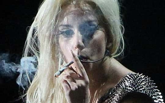 Lady Gaga afirmou durante uma entrevista que largou o vício dos cigarros (foto: Reprodução)