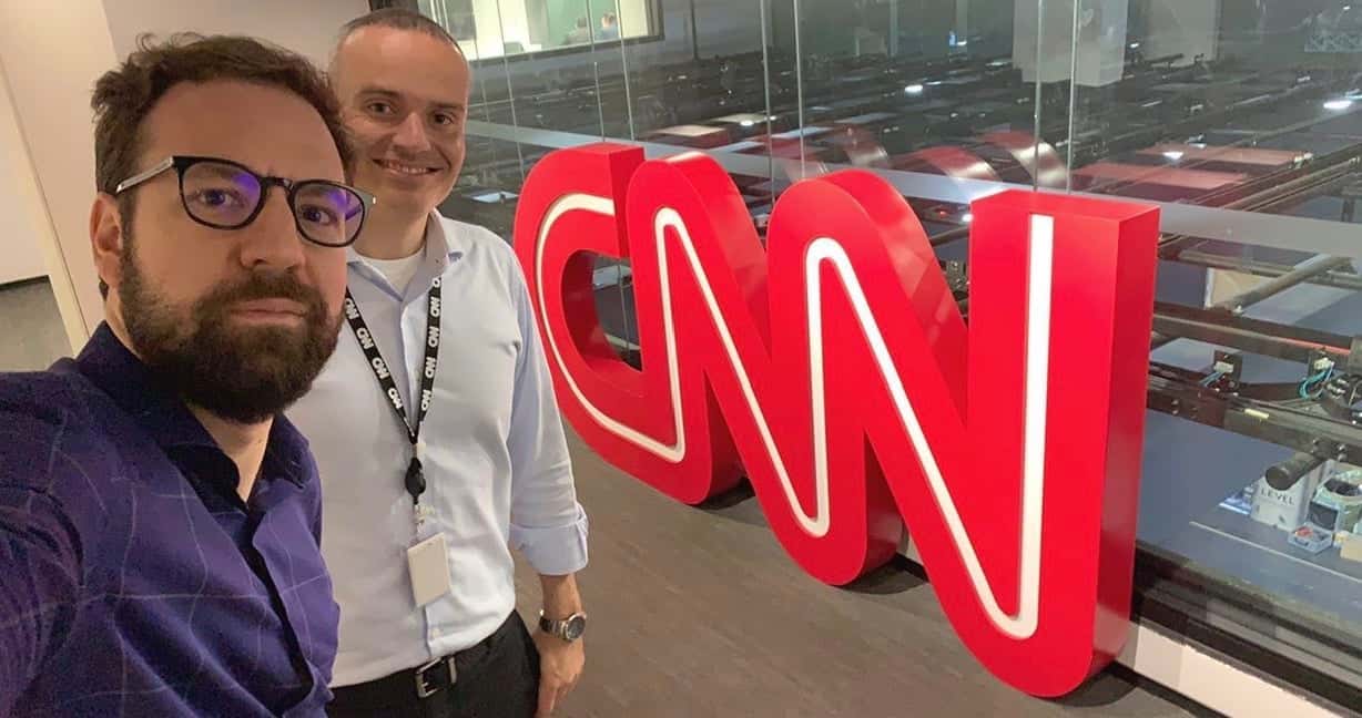 Virgílio Abranches e Leandro Cipoloni posam na fachada da CNN Brasil (foto: reprodução/Instagram)