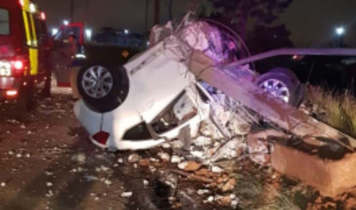 Carro de Francis Eduardo ficou totalmente destruído (Foto: Reprodução)