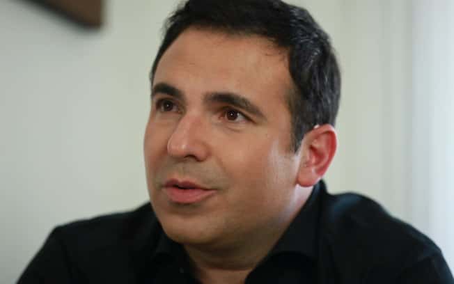 Em clique raro, Reinaldo Gottino, oje apresentador da CNN Brasil, expõe família e mostra filhos e esposa (Foto: Reprodução)