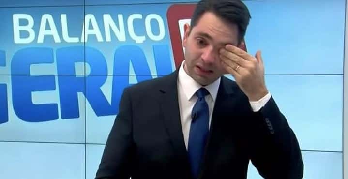 Guilherme Rivaroli, o âncora do Balanço Geral, na Record do Paraná, caiu no choro ao vivo (Foto: Reprodução)