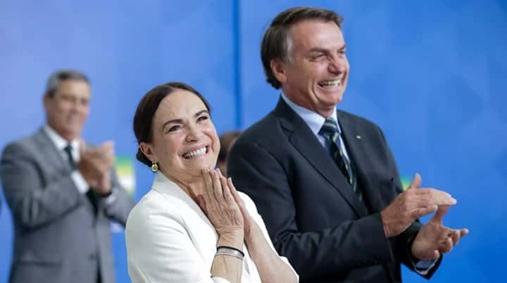 Regina Duarte ao lado de Bolsonaro em cerimônia de posse. (Foto: Divulgação)