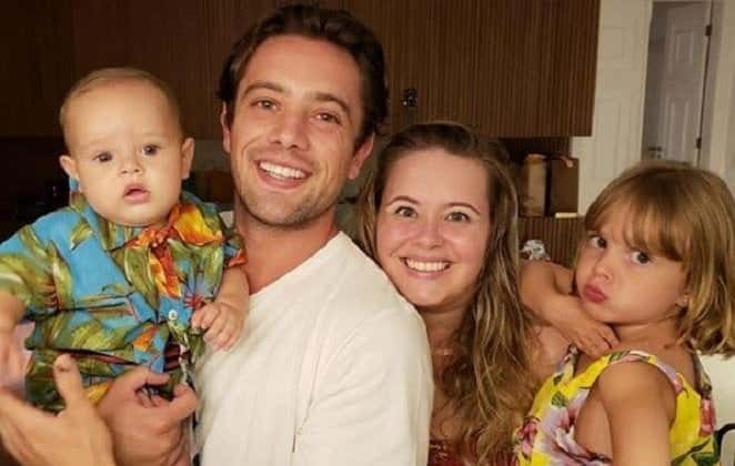 Rafael Cardoso ao lado da esposa, Mariana Bridi, e dos filhos (Foto: Reprodução)
