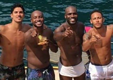 Thiaguinho apareceu com Neymar, Gabriel Medina e Rafael Zulu, que teriam sido um dos motivos do término com Fernanda Souza (Foto: Reprodução)