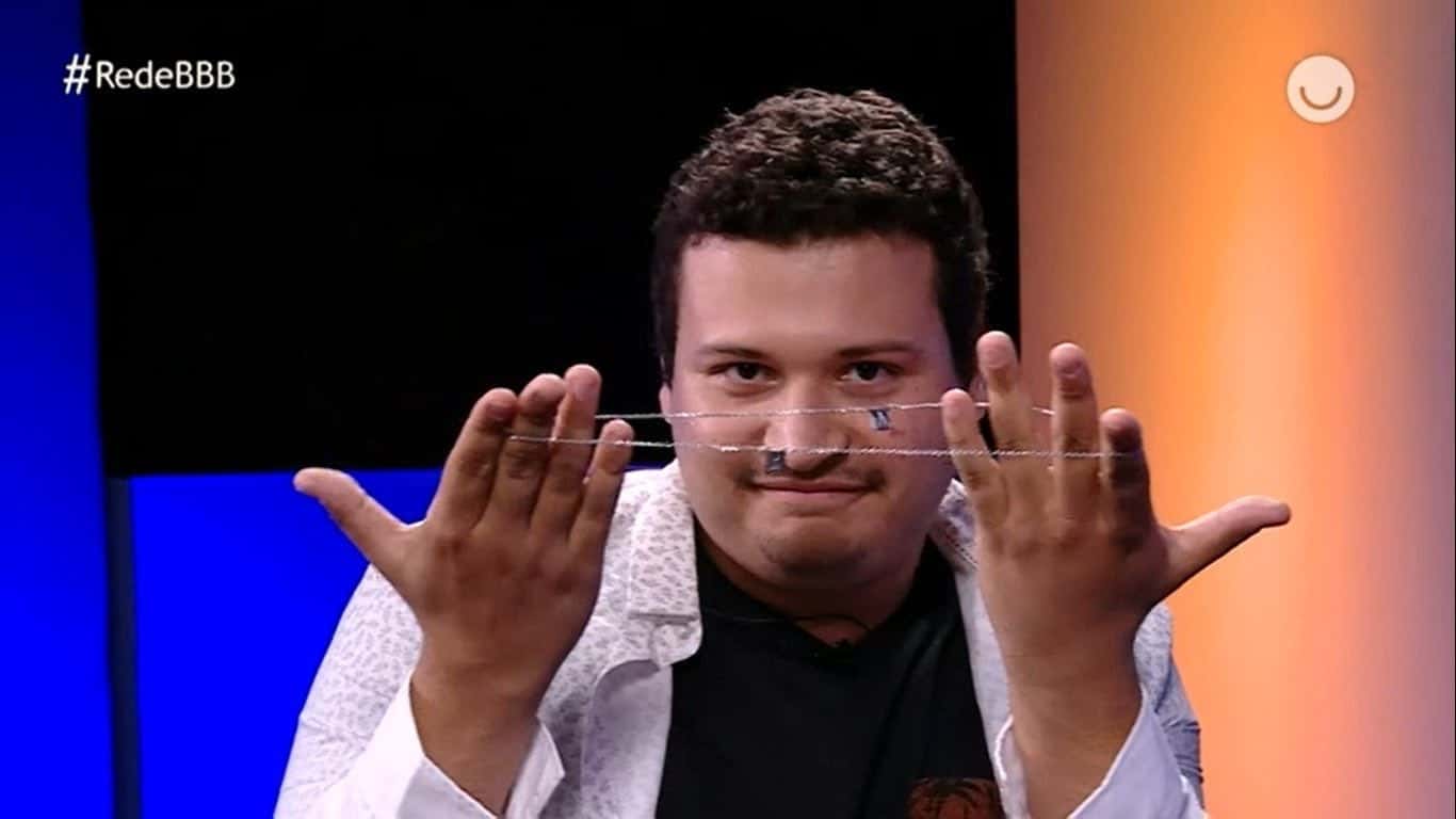 Após ser eliminado do BBB20, Victor Hugo participou do Bate-Papo BBB com Ana Clara (Foto: reprodução/Globoplay)