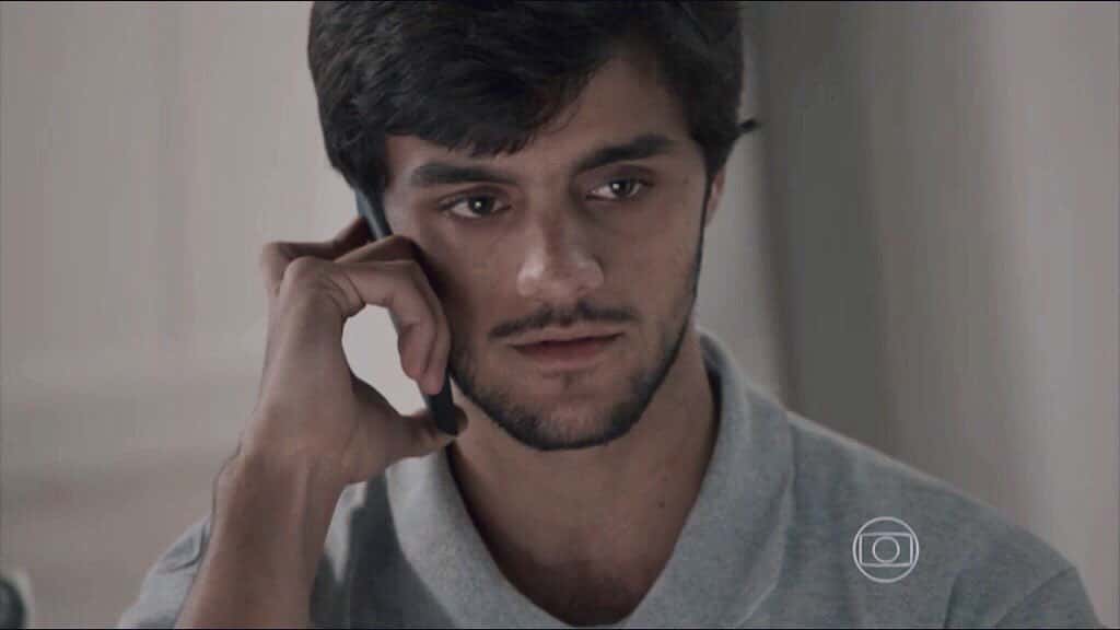 Felipe Simas em cena de Totalmente Demais (Foto: Reprodução/Globo)