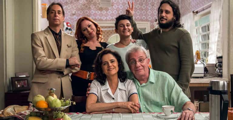 Agostinho ( Pedro Cardoso ), Bebel ( Guta Stresser ), Florianinho ( Vinícius Moreno ), Tuco ( Lúcio Mauro Filho), Nenê ( Marieta Severo ) e Lineu ( Marco Nanini ) de A Grande Família (Foto: Divulgação)