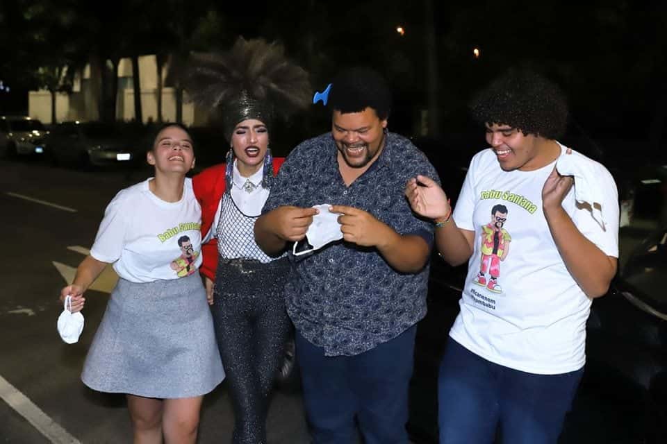 Após eliminação, Babu Santana reencontra família e se emociona (Foto: Reprodução/Daniel Pinheiro/Agnews)