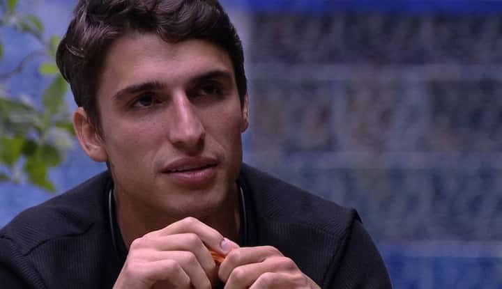 Felipe Prior surgiu sem roupa no banheiro e foi ridicularizado (Foto: Reprodução)