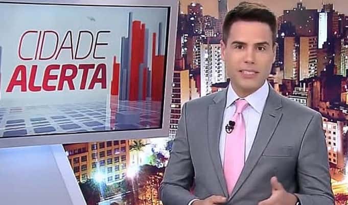 Luiz Bacci à frente do Cidade Alerta (Foto: Reprodução / Record)