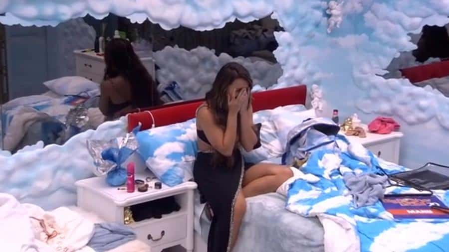 Rafa Kalimann caiu no choro em celebração por estar entre os semifinalistas do BBB20 (Foto: Reprodução / TV Globo)