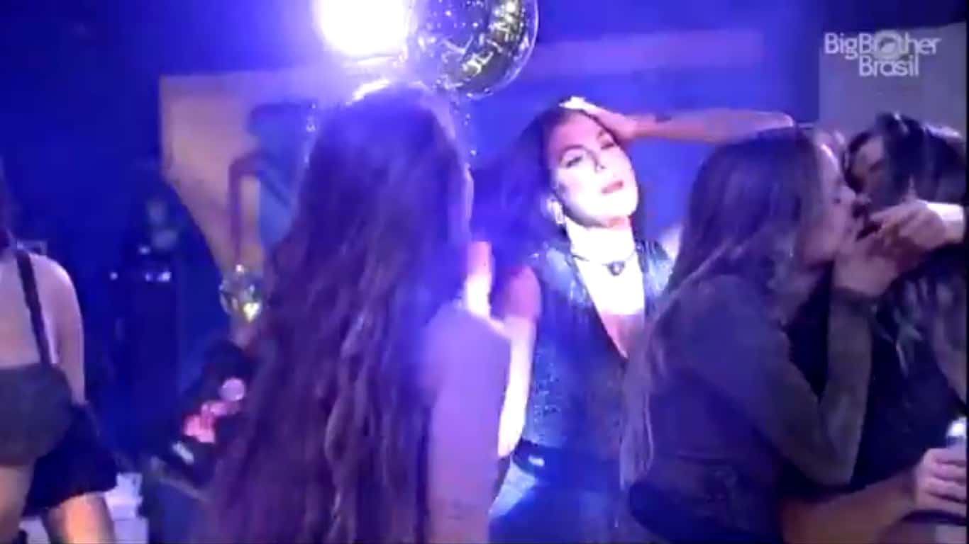 BBB20: Gabi beijou Gizelly na última festa (Foto: reprodução/Globoplay)