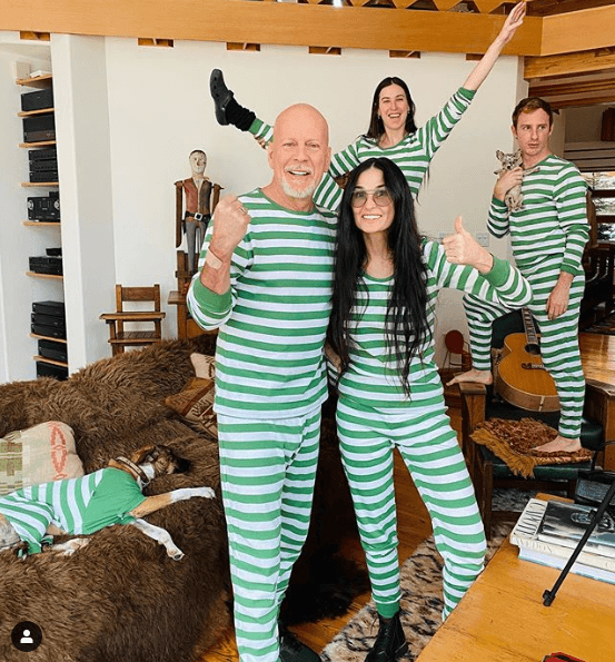 O ex-casal Bruce Willis e Demi Moore posam de pijama durante quarentena (Foto: Reprodução)