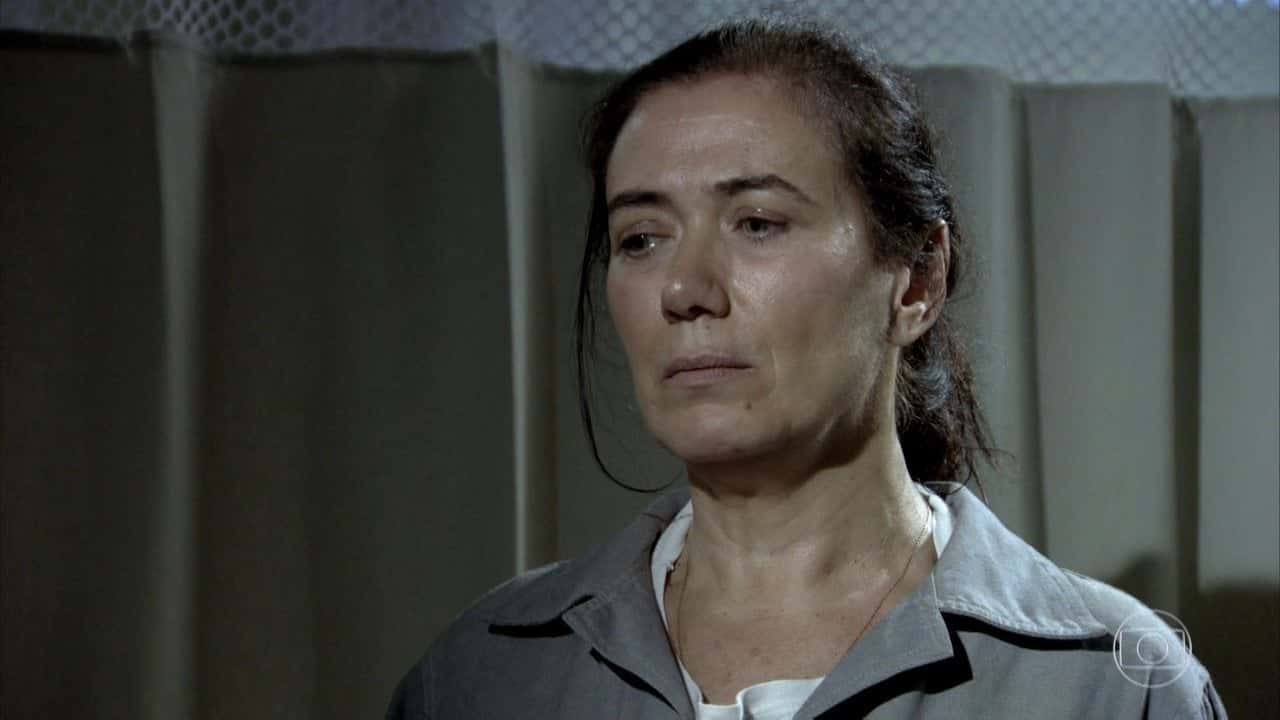 Griselda ficou desolada com as atitudes medonhas do filho em Fina Estampa (Foto: Reprodução/Globo)