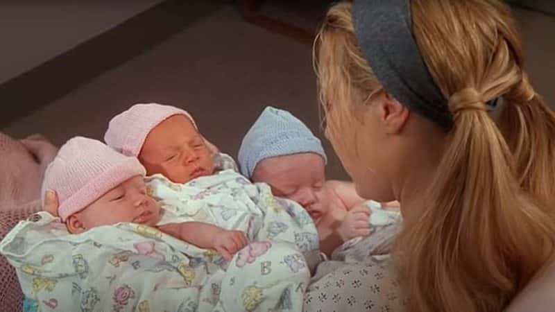 A atriz Lisa Kudrow como Phoebe segurando seus trigêmeos em Friends - Foto: Reprodução