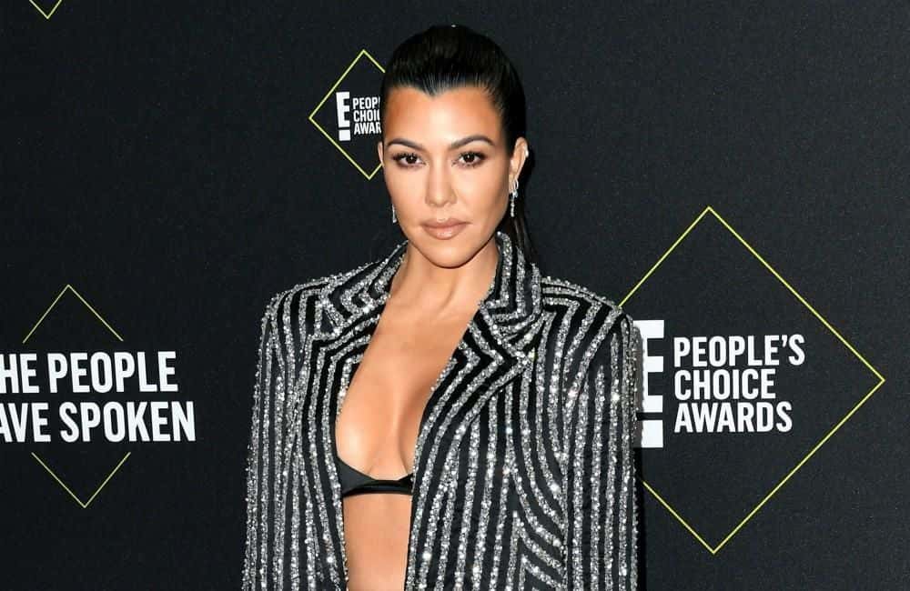 Aos 41 anos, Kourtney Kardashian exibe boa forma de biquíni cavado (Foto: Reprodução)