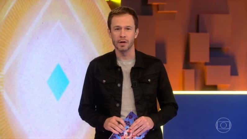 Tiago Leifert no comando do BBB20; apresentador doou alto valor para ajudar famílias carentes (Foto: Reprodução/Globo)