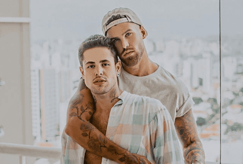 O cantor Leandro Buenno é noivo de Rodrigo, o sobrinho do pastor de Silas Malafaia (Foto: Reprodução)