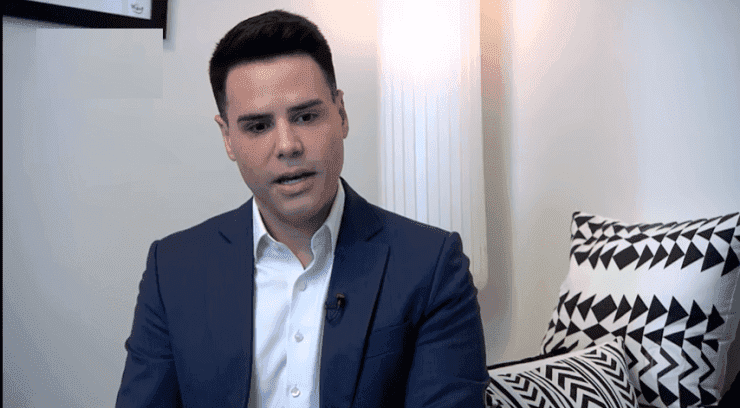 O apresentador Luiz Bacci foi chamado para fazer ponta na série "Sintonia", da Netflix (Foto: Reprodução)