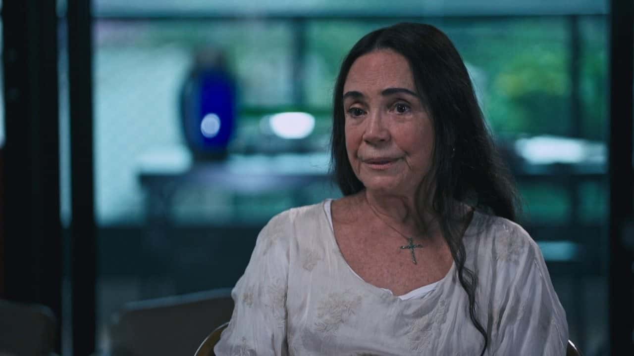 Regina Duarte, que integra o time de Jair Bolsonaro, foi citada como "ex atriz" no Jornal Nacional (Foto: Reprodução / TV Globo)